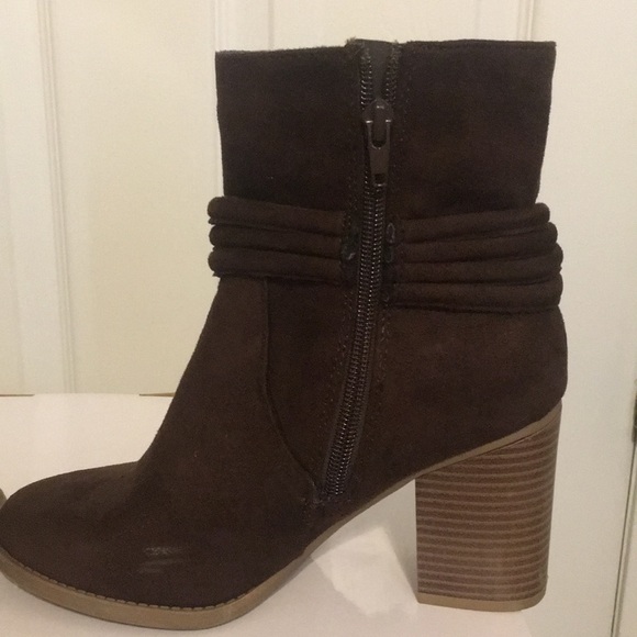 Size 6 coffee bean brown faux suede ankle booties - Picture 2 of 3